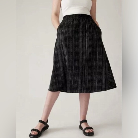 Athleta Dresses & Skirts - Athleta Arrival Skirt Amara Womens Size 8 Black Athleisure Travelcore Airy